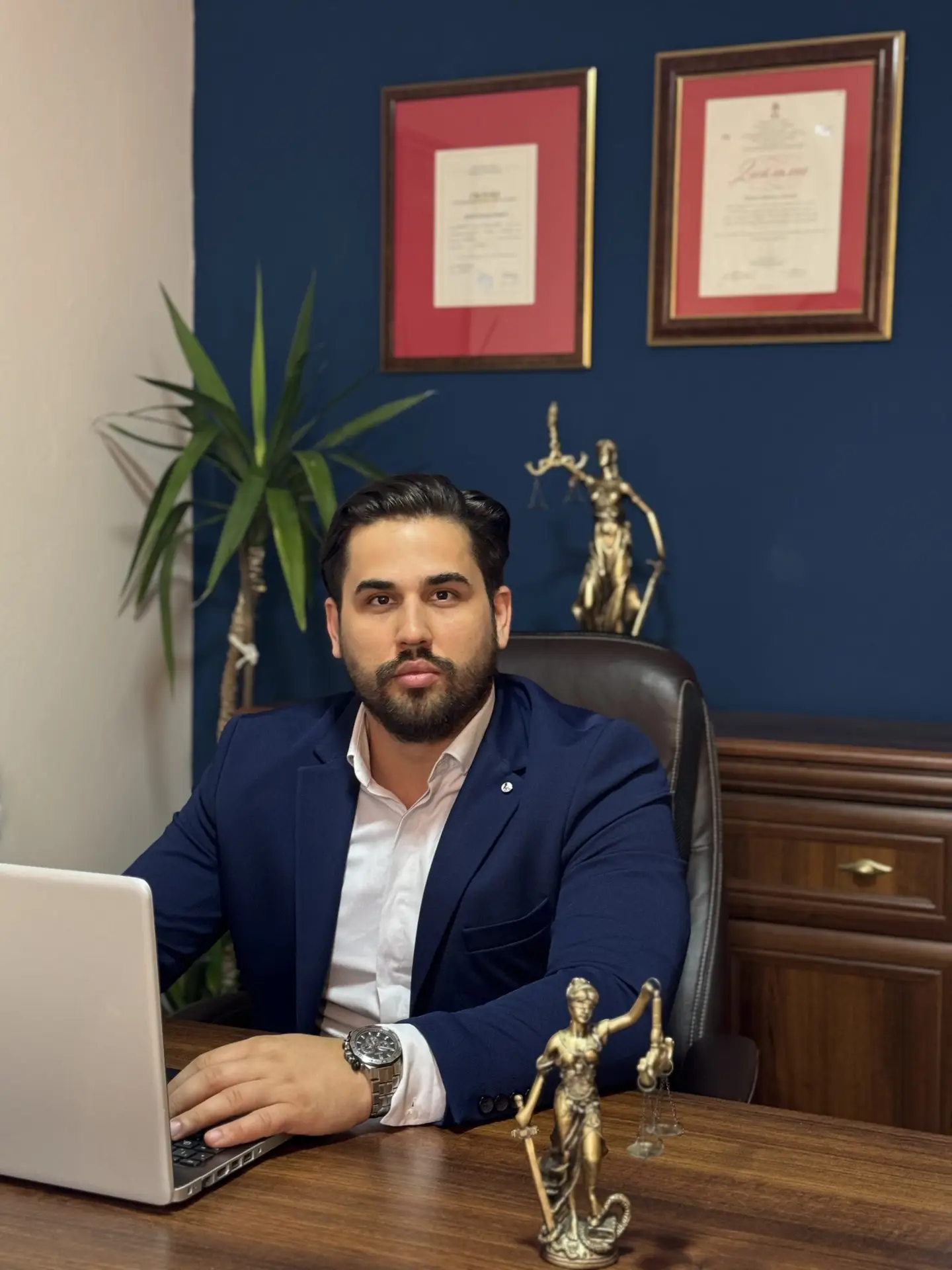 Marko Liknić, advokat iz Valjeva u svojoj kancelariji